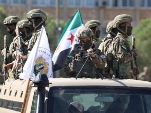 عامٌ على سقوط الأسد... اختبار بناء جيشٍ وطني في سوريا