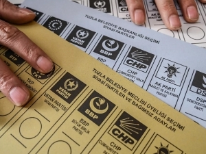 السوريون على أجندة الانتخابات المحليّة التركية: أحزاب يمينية معادية للاجئين في استحقاق جديد