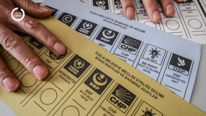 السوريون على أجندة الانتخابات المحلية: أحزاب يمينية معادية للاجئين في استحقاق جديد